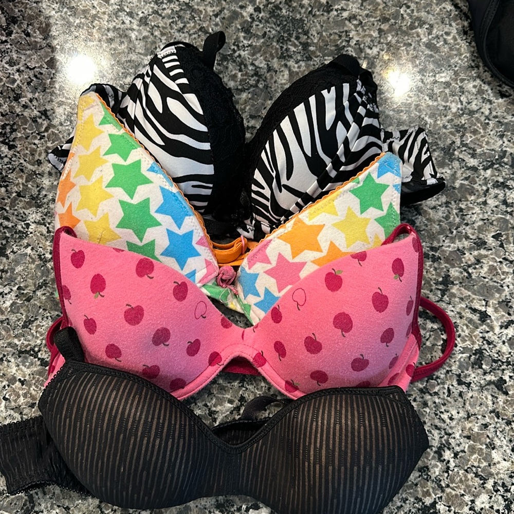 Lot 4 bras size 32A